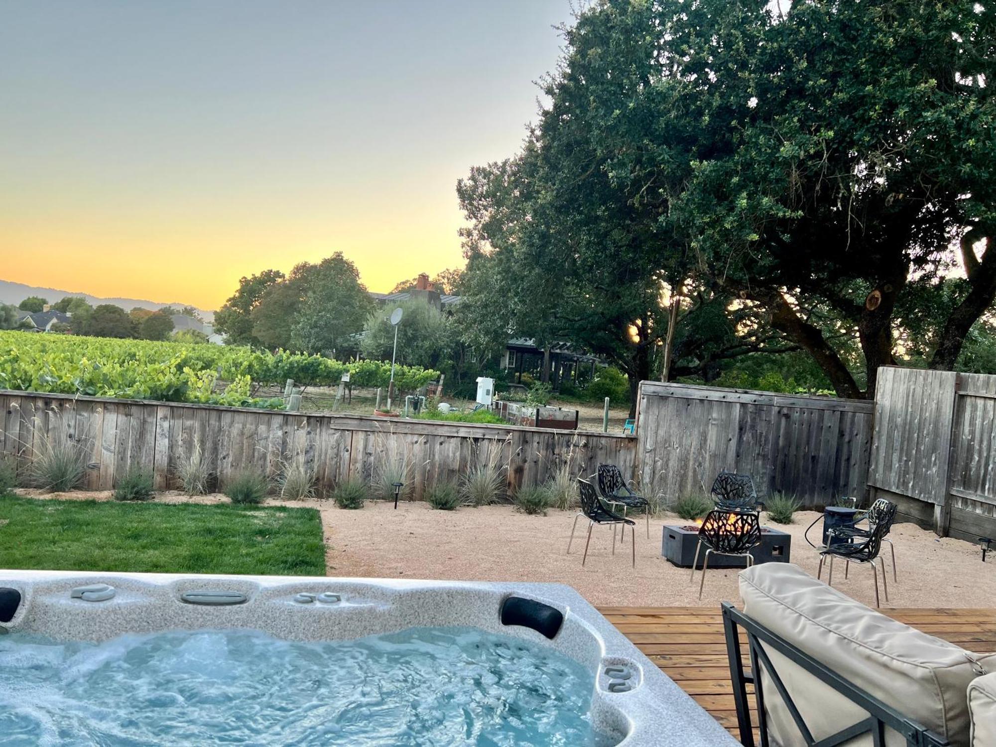 Villa Outdoor Fire-Pit, Jacuzzi & Bbq W/ Vineyard Views! Windsor Exterior foto