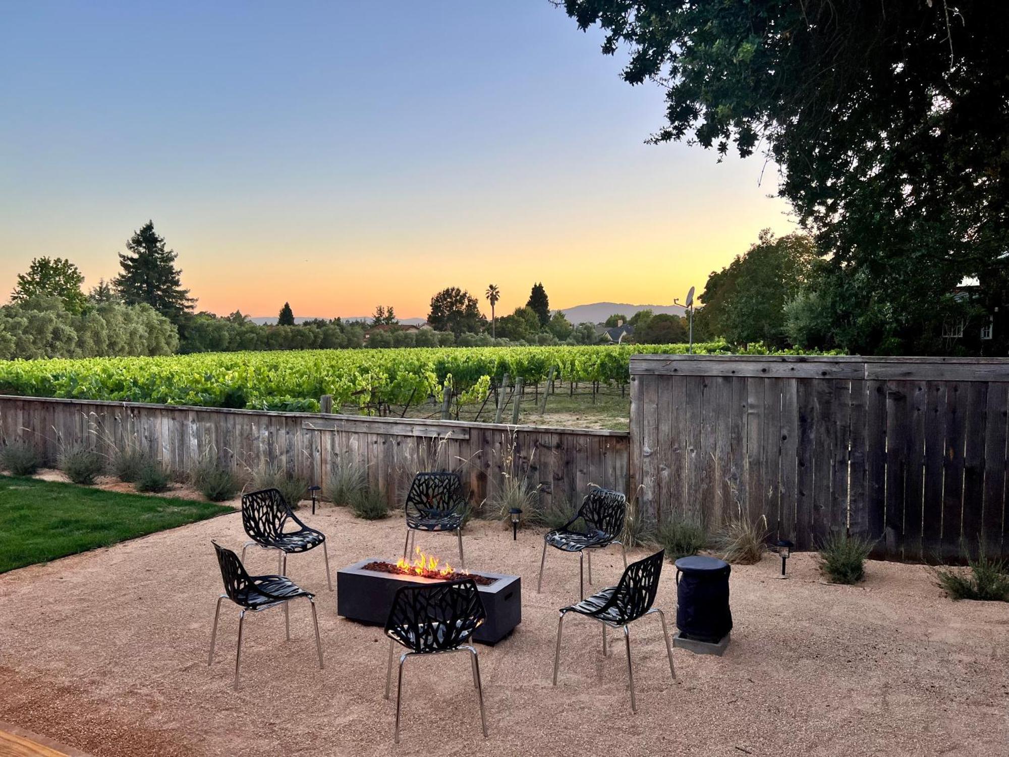 Villa Outdoor Fire-Pit, Jacuzzi & Bbq W/ Vineyard Views! Windsor Exterior foto